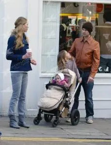Take That - Howie with his daughters Grace and Lola and his girlfriend Marie (Lola`s mother).jpg